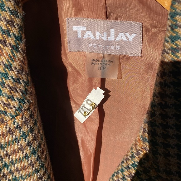 Freshly dry cleaned Tan Jay blazer - Picture 2 of 2